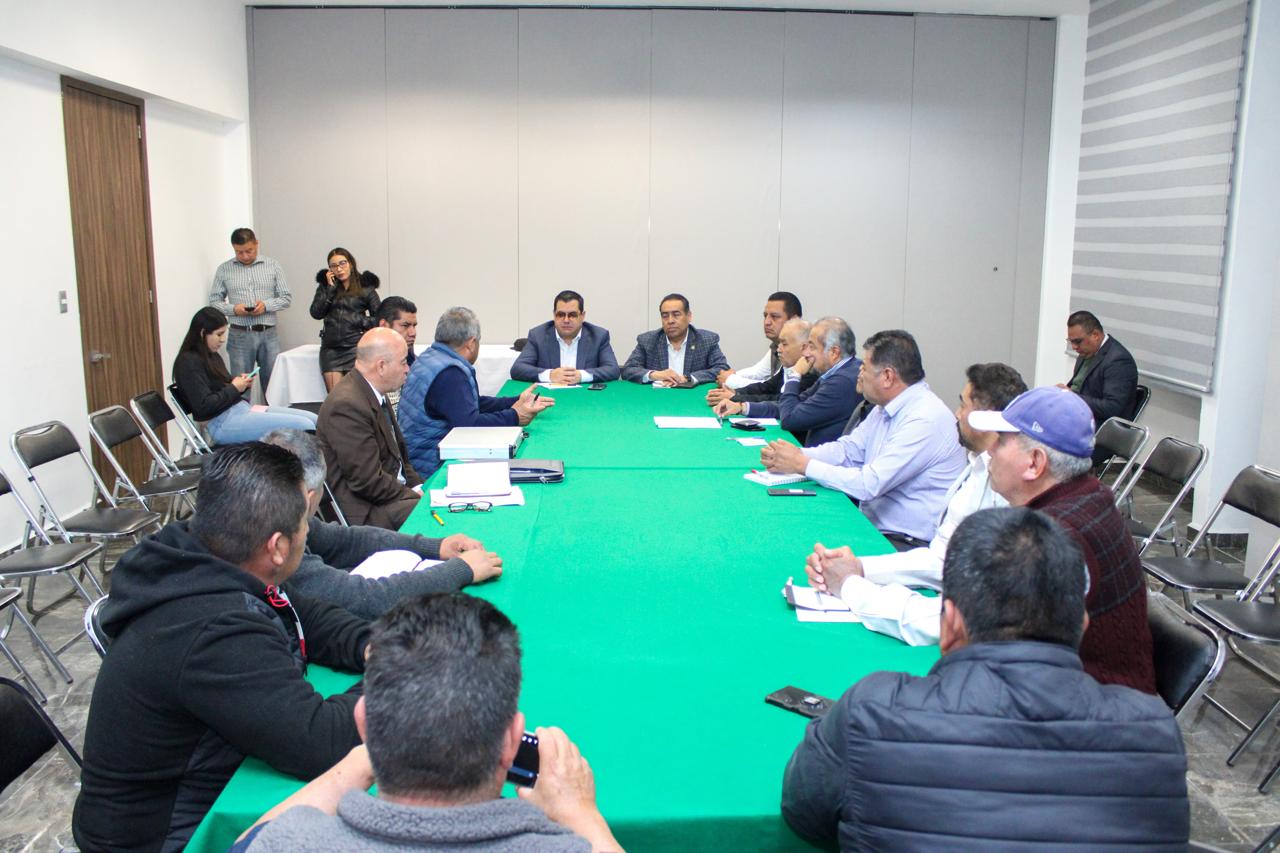 Reciben diputados a una comisión de representantes del sector de transporte público del Estado de Tlaxcala